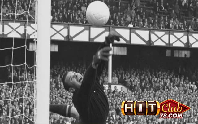 Lev Yashin - Thủ môn duy nhất từng giành bóng vàng