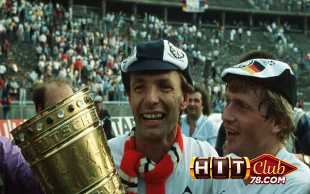 Karl Heinz Korbel là cầu thủ thi đấu nhiều nhất tại Bundesliga