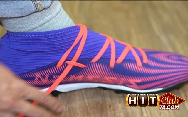 Buộc dây giày kiểu xỏ dây nút chạy (Runner’s loop)